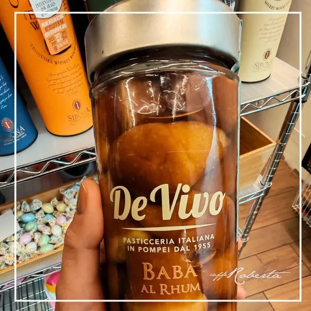 Vasetto di babà al rhum in vendita al Caffè Roberta