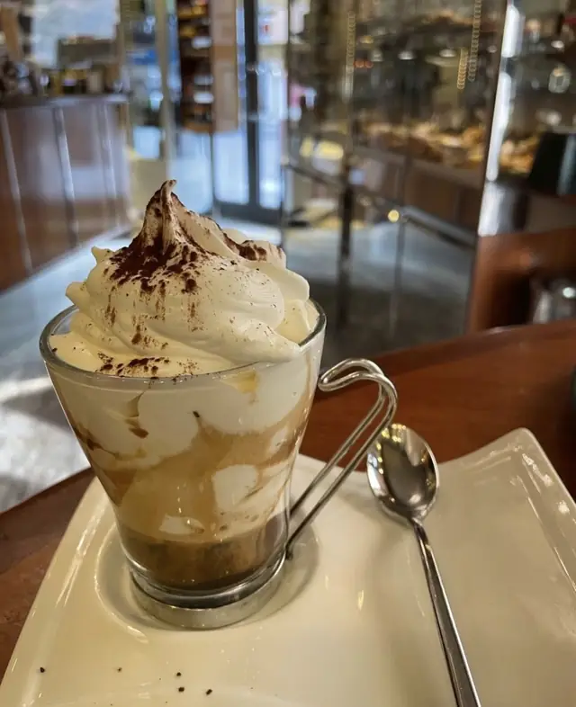 Caffè con panna montata e cacao servito al Caffè Roberta