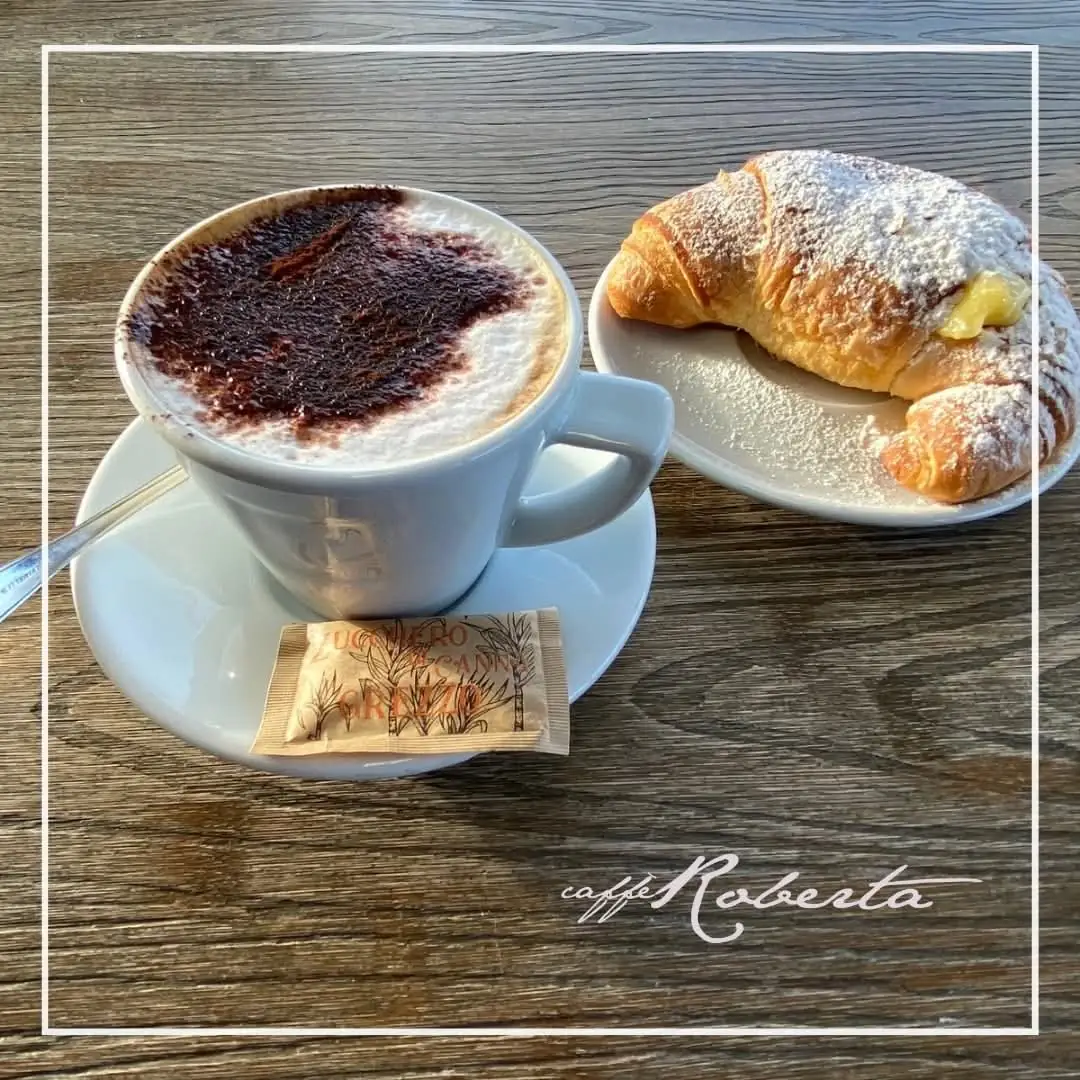 Cappuccino con cacao e brioche alla crema, la colazione del Caffè Roberta