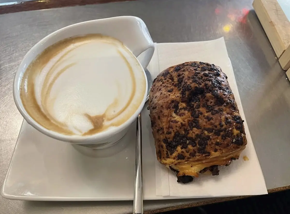 Cappuccino e pain au chocolat al banco del Caffè Roberta