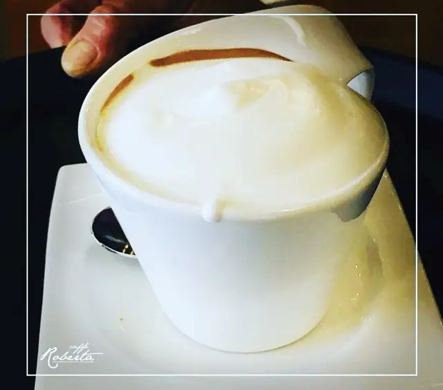 Cappuccino con schiuma di latte densa e cremosa