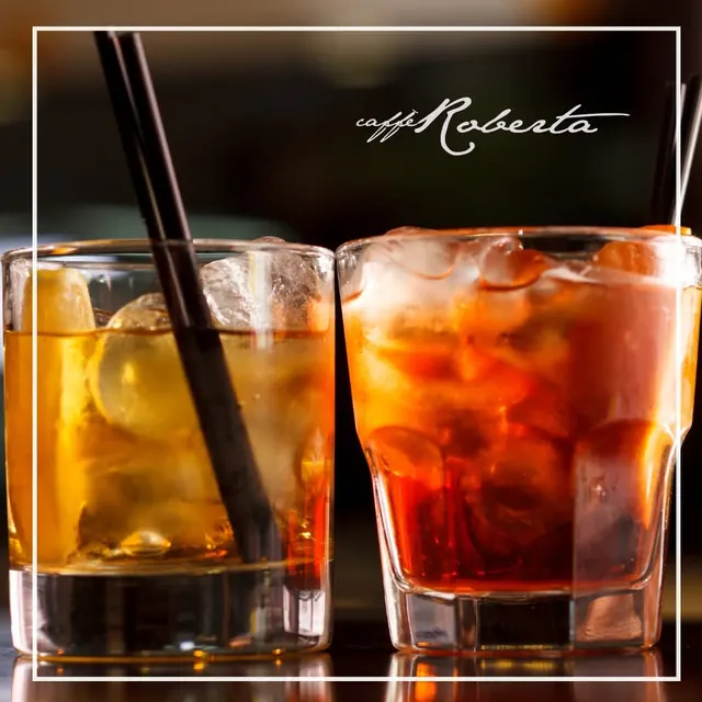 Due cocktail con ghiaccio sul bancone del Caffè Roberta