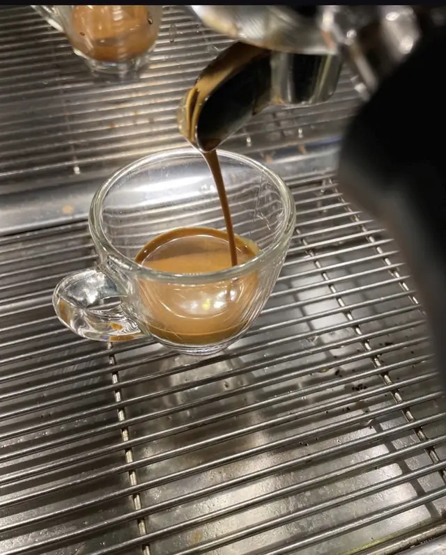 Espresso in estrazione dalla macchina del Caffè Roberta