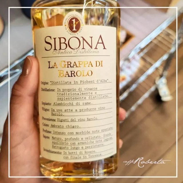 Bottiglia di grappa di Barolo in vendita al Caffè Roberta