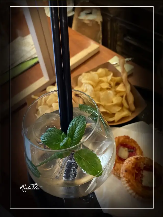 Hugo con menta fresca, patatine e focaccine al Caffè Roberta