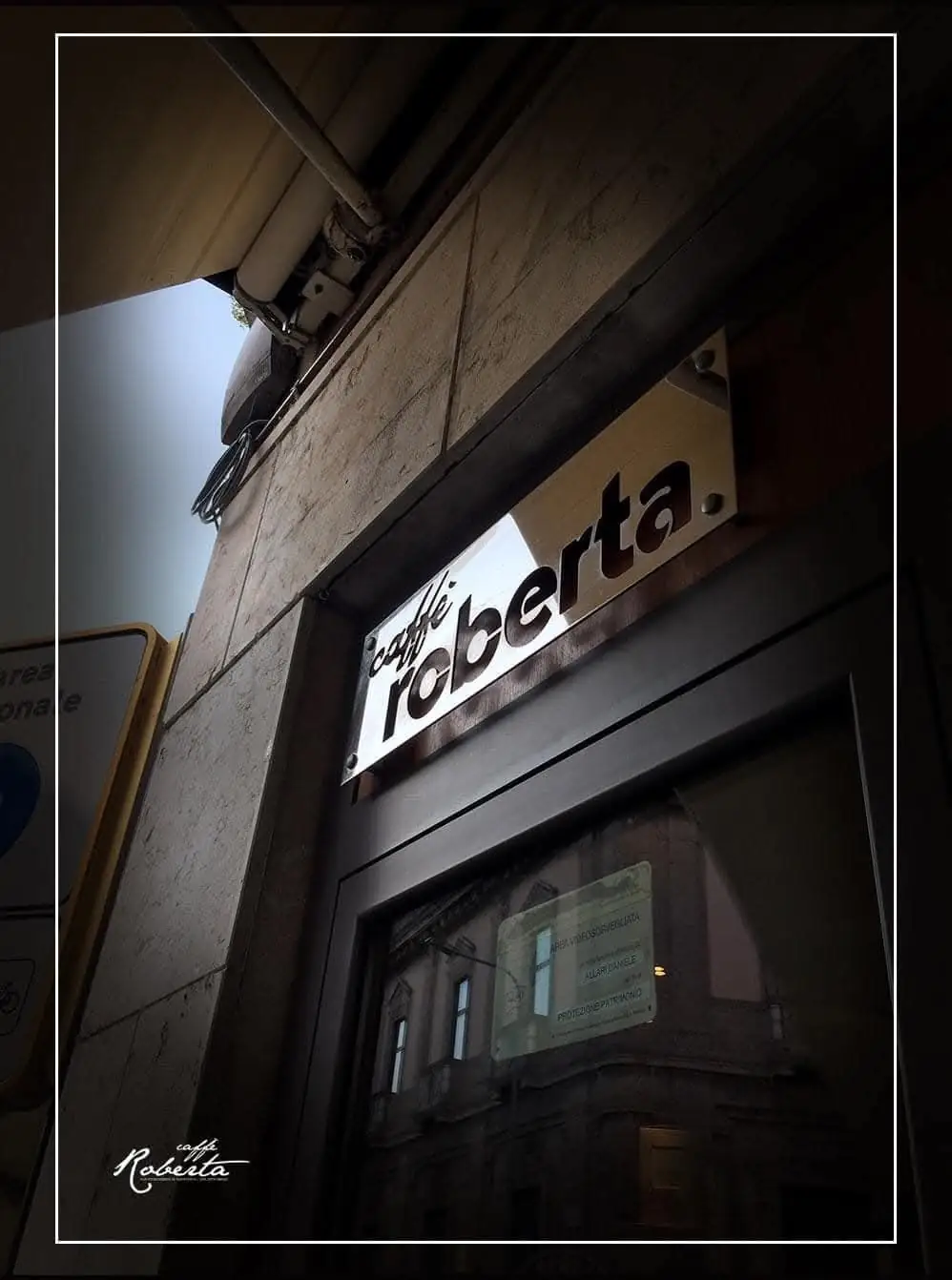 L'insegna del Caffè Roberta all'ingresso in Via Pescheria 34, Mantova