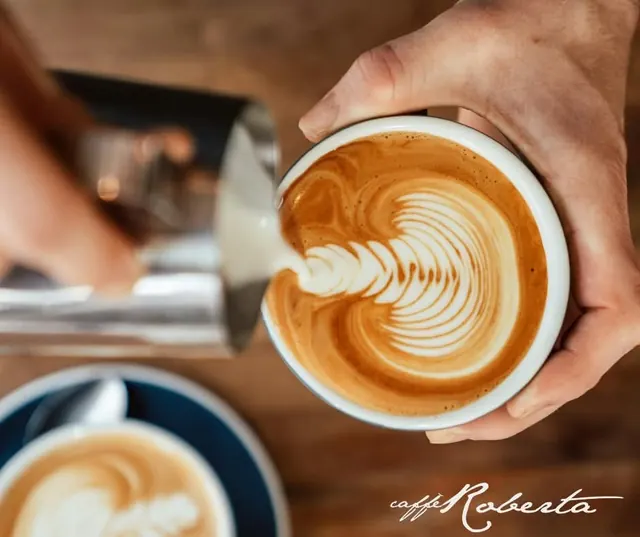 Cappuccino con latte art a forma di rosetta