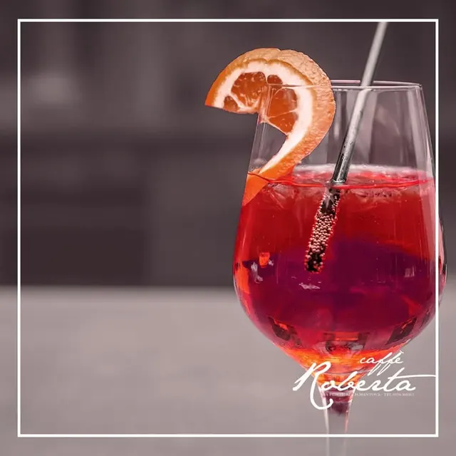 Calice di spritz con fetta d'arancia