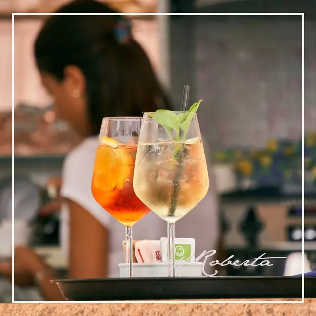 Spritz e Hugo appena preparati sul bancone