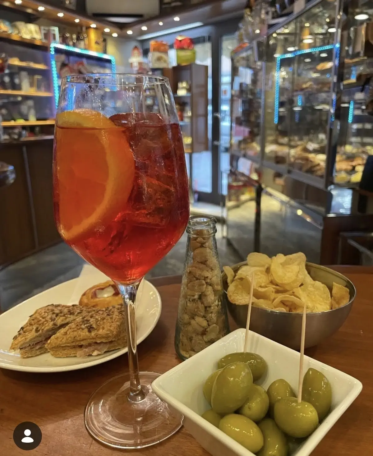 Spritz con olive, patatine e focaccia al banco del Caffè Roberta