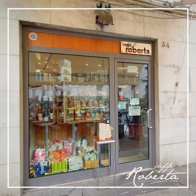 Vetrina e ingresso del Caffè Roberta in Via Pescheria 34, con prodotti e confezioni regalo esposti